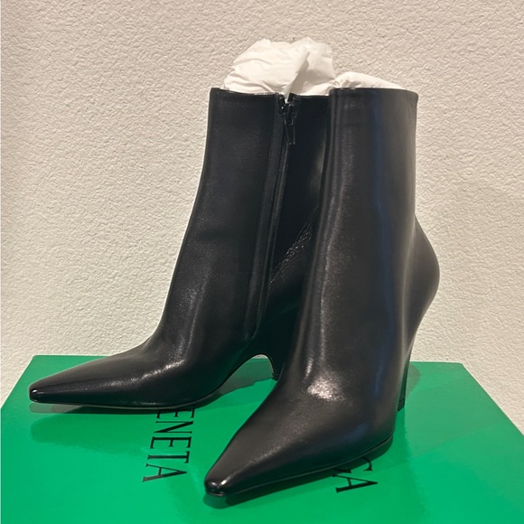 Bottega Veneta Pointed Leather Ankle Boot in Black, Size 36, New in Box - Picture 1 of 10
